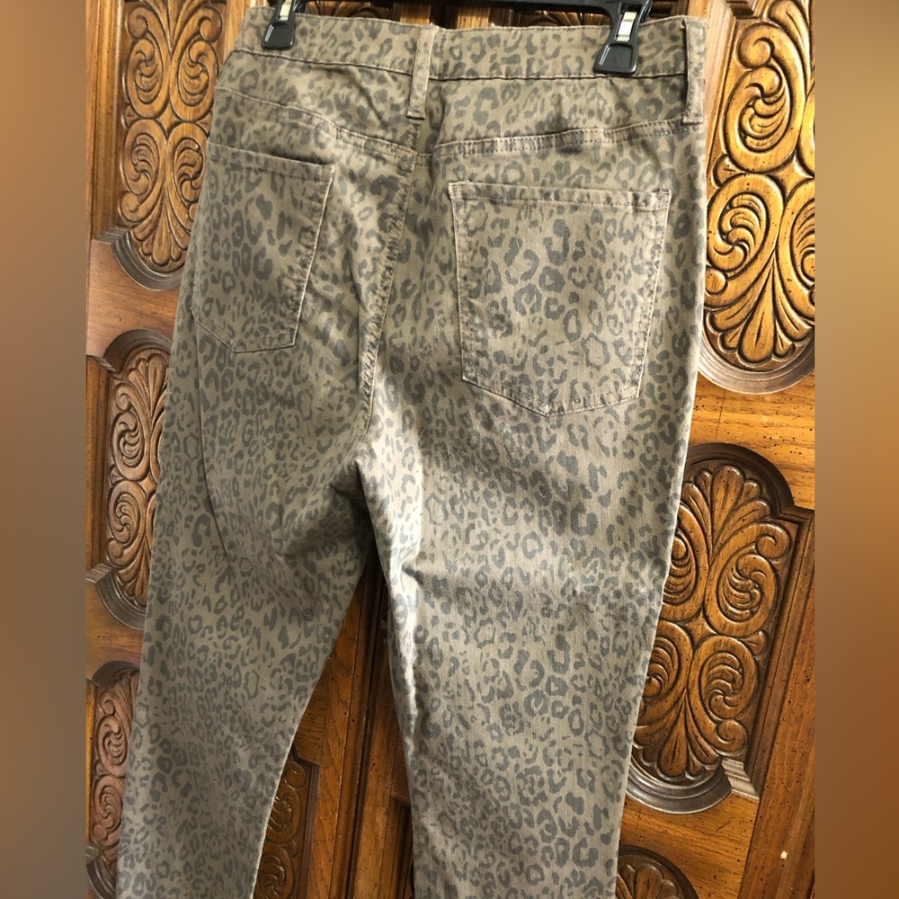 Woman’s Cheetah 🐆 print pants - Picture 10 of 10